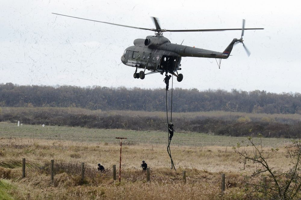 REDOVNA LETAČKA OBUKA: Vojni helikopteri sleću na heliodrom VMA