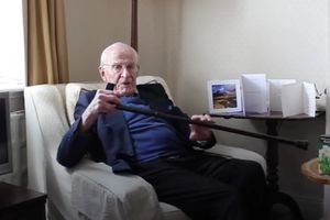 (VIDEO) U ZDRAVOM TELU, ZDRAV DUH: On ima 105 godina i dalje radi kao doktor!