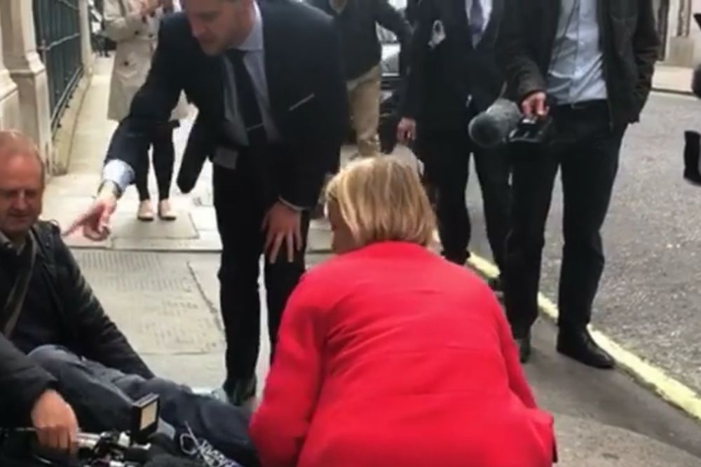 (VIDEO) NESREĆAN SLUČAJ? Lider britanske opozicije kolima prešao preko noge kamermana