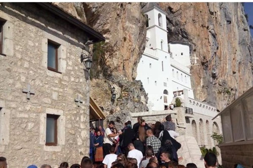 (FOTO) POHOD NA MANASTIR OSTROG: Hiljade vernika pristiglo na poklonjenje Svetom Vasiliju!