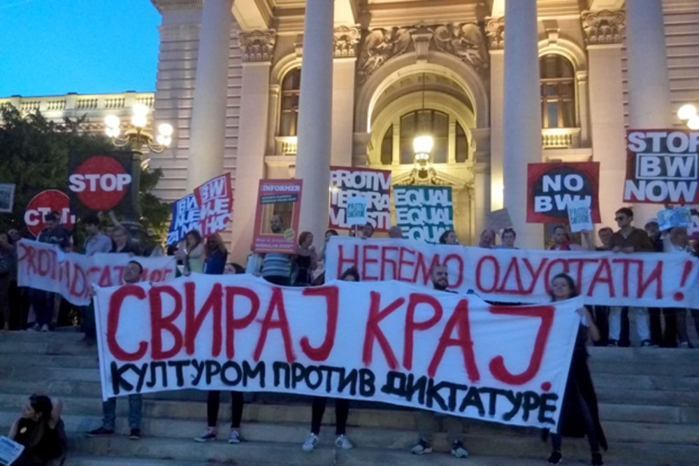 (KURIR TV) POSLE PAUZE NASTAVLJEN PROTEST: Šetnja ponovo ulicama Beograda