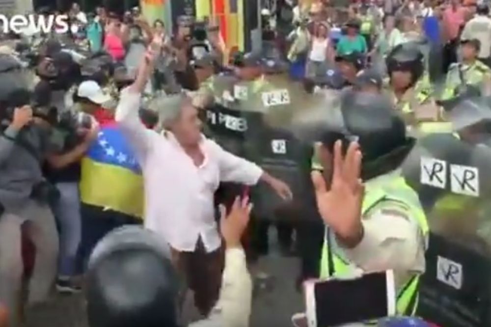 (VIDEO) BAKE I DEKE NA ULICAMA U VENECUELI: Policija ih rasteruje suzavcem, oni ovako uzvratili