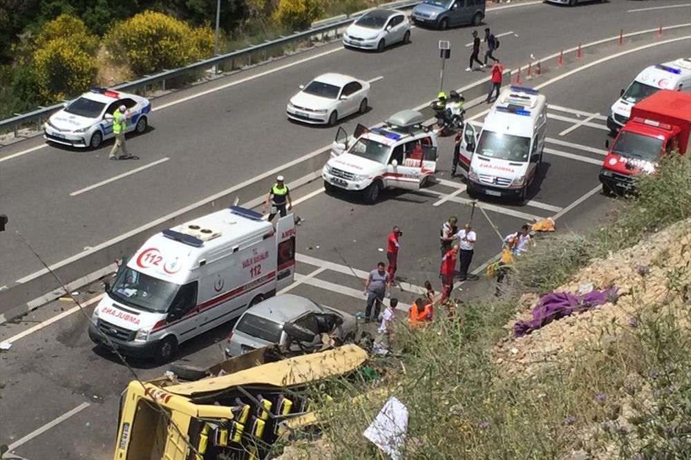 (VIDEO) STRAŠNA TRAGEDIJA U TURSKOJ: Autobus s turistima sleteo s puta, poginulo najmanje 23 ljudi