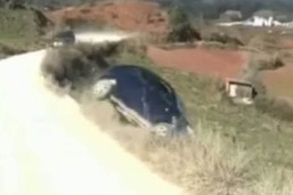 (VIDEO) JEDVA JE OSTALA ŽIVA: Pokušala je okrene auto, a onda se desilo nešto UŽASNO!