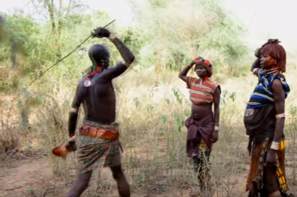 (FOTO, VIDEO) ONE IH MOLE DA IH BIČUJU: U ovom plemenu žene krvlju plaćaju naklonost muškaraca