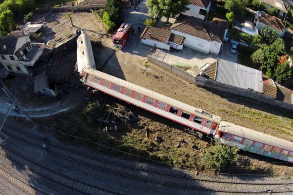 (FOTO, VIDEO) SLIKE UŽASA IZ GRČKE: Pogledajte kako izgleda mesto gde je voz udario u kuću