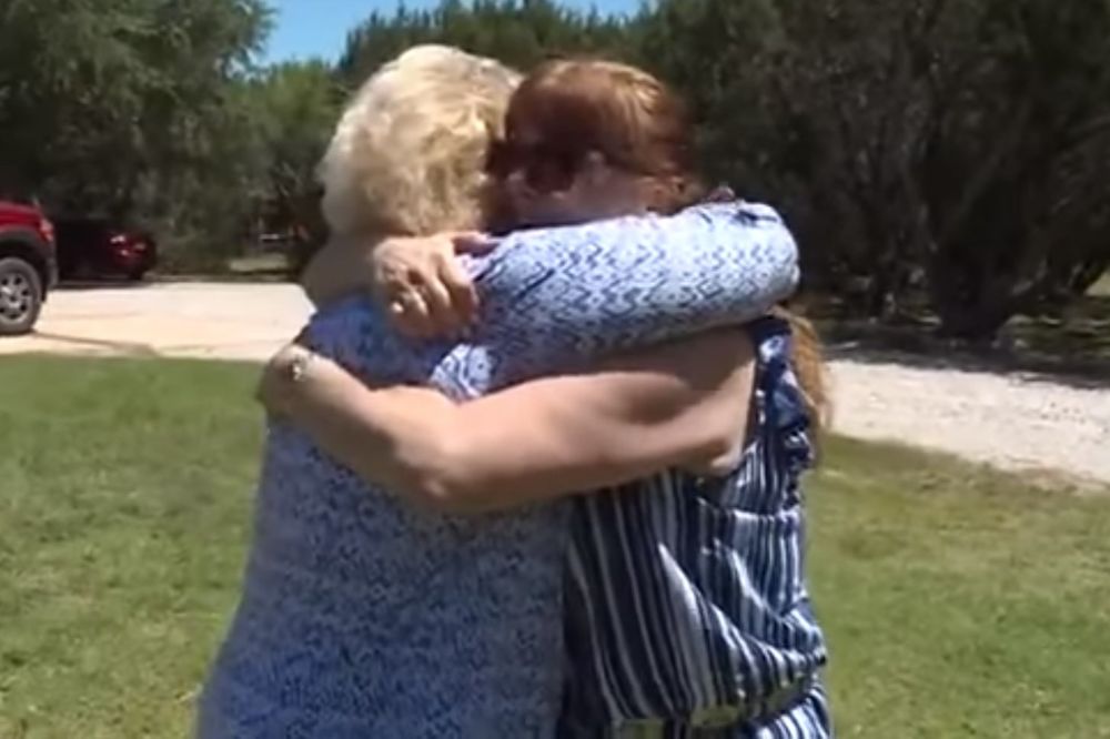(VIDEO) POLA VEKA BOLA: Majka i ćerka se prvi put srele posle 52 godine traganja... SRCEPARAJUĆE!