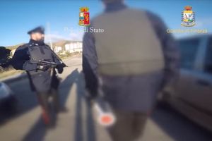(VIDEO) PREKINUT KRIMI LANAC: italijanska policija uhapsila 68 mafijaša sa sve njihovim sveštenikom!