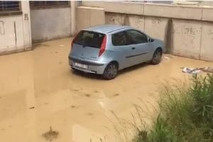 (VIDEO) POTOP U SPLITU: Pukla cev, cela ulica pod vodom!