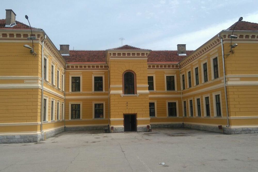 (FOTO) ŠKOLI VRAĆEN STARI SJAJ: Najstarija zgrada u Prokuplju dobila novu fasadu