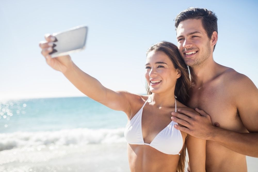DRUŠTVENE MREŽE VAS ODAJU: Parovi koji su u zdravim i srećnim vezama ne GUŠE selfijima na Fejsbuku!