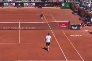 (VIDEO) DA LI JE BAŠ OVO HTEO: Pogledajte jedan od najlepših teniskih poena ove godine