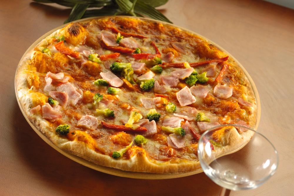 SRAMOTA! HRVATI BLATE SVOJE GOSTE: Potrošači su loši, jedu jeftinu hranu! Dođe njih nekoliko i naruči jednu picu!