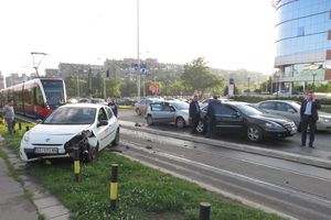 SUDAR NA NOVOM BEOGRADU: Reno se zakucao u automobil i završio na tramvajskoj pruzi