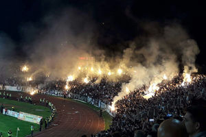 (KURIR TV) CRNO-BELA LUDNICA NA ČAIRU: Ovako su Grobari sa igračima Partizana slavili trijumf u Nišu