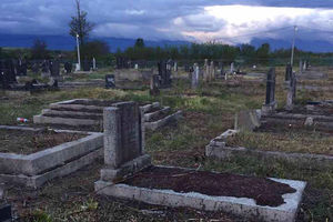 (FOTO) VANDALIZAM U ĐAKOVICI: Očišćeno i uređeno pravoslavno groblje