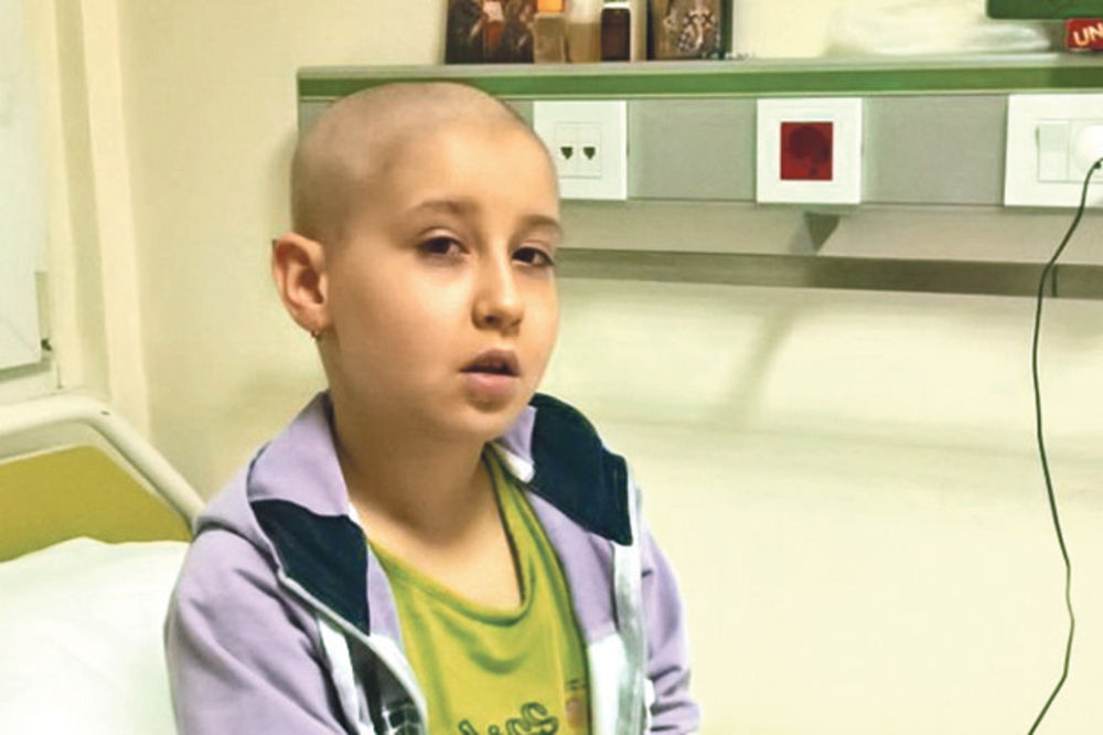 JOVANIN GEST ZA MALU TEODORU ĆE VAS RASPLAKATI: Fudbalerka Zvezde pobedila rak, pa poslala poklon bolesnoj devojčici koja navija za Partizan