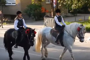 (VIDEO) DOLAZAK NA MATURU ZA PAMĆENJE: Melisa i Valentina na konjima oduševile ceo grad