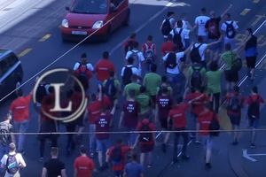 (VIDEO) MATURANTI U ZAGREBU UZVIKIVALI USTAŠKI POZDRAV: Prošli pored policije, ovi nisu reagovali