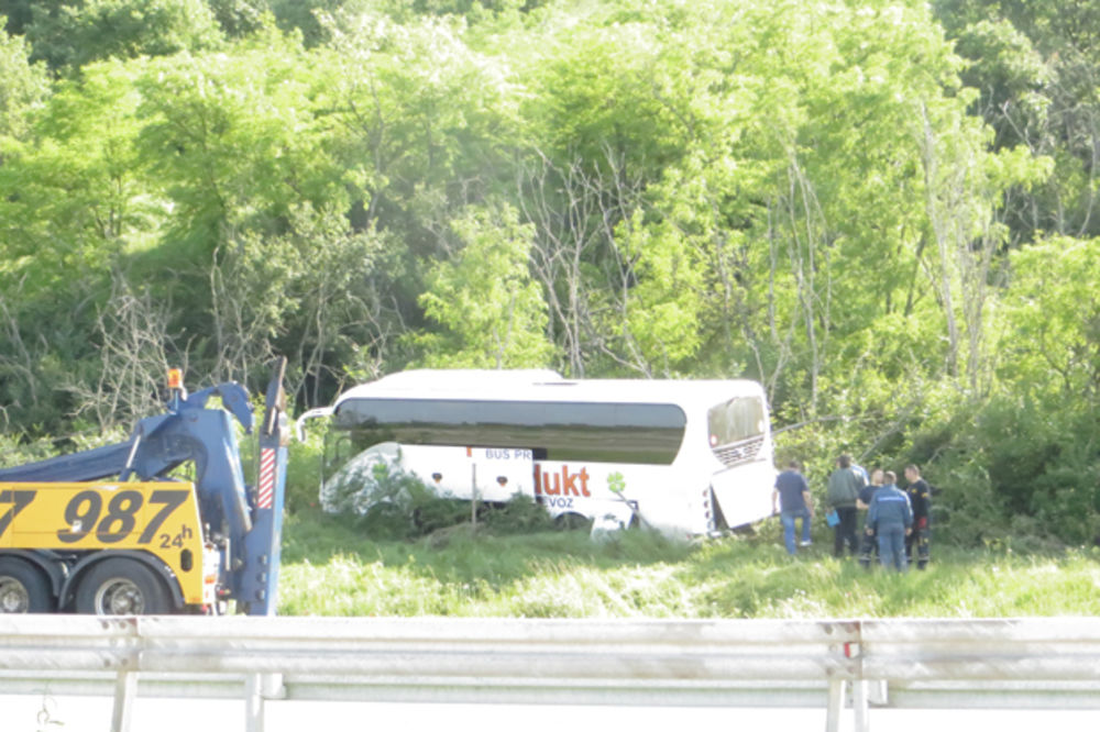 NESREĆA KOD NIŠA: Autobus sleteo s auto-puta, 4 povređena