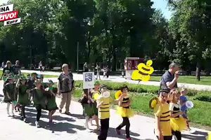 (KURIR TV) DECA SU UKRAS SVETA: Osnovci prodefilovali Tašmajdanskim parkom