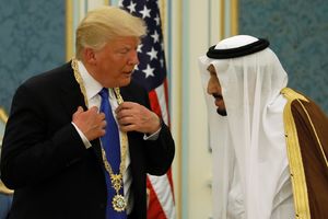 TRAMPA ZASULI DIJAMANTIMA I ZLATOM: Pokloni koje je dobio od saudijskog kralja čista su perverzija!