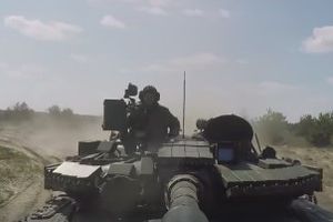(VIDEO) POROŠENKO ŠALJE LEPOTANE NA FRONT: Tenkovi T-80 kreću na Donbas!