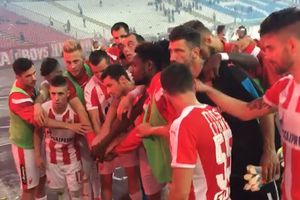 (KURIR TV) Evo kako su fudbaleri i navijači Zvezde proslavili pobedu protiv Radničkog
