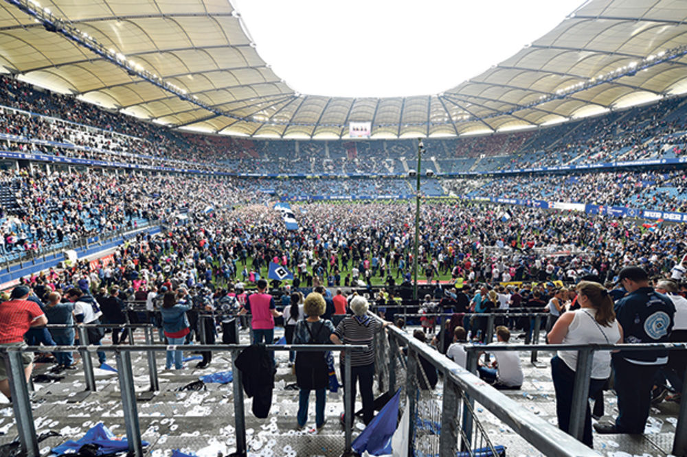 NEMCI OPREZNI: Bundesliga radi sa vlastima na planu povratka navijača na stadione!