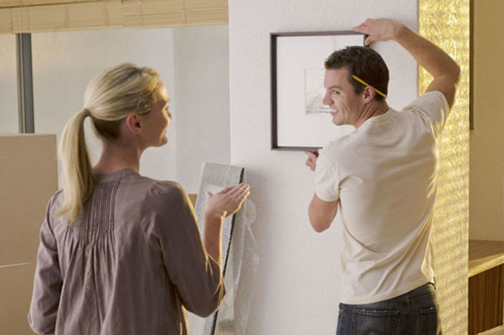 KORISNI SAVETI: Kako da okačite sliku/ogledalo BEZ bušenja zida? (VIDEO)