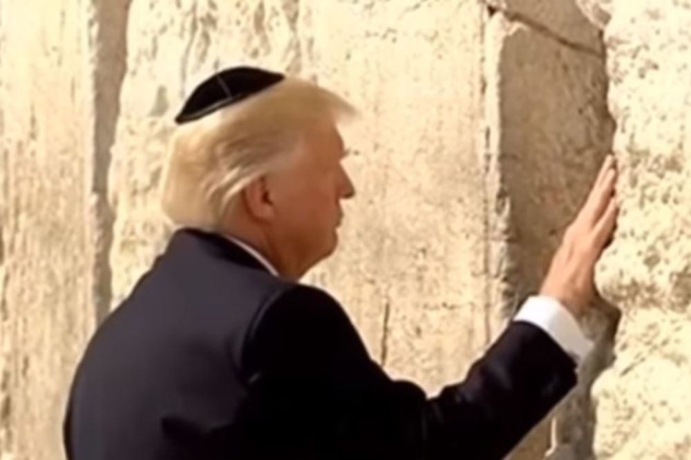 (VIDEO) OVO DO SADA NIJE URADIO NIJEDAN PREDSEDNIK SAD: Tramp se pomolio pred Zidom plača!