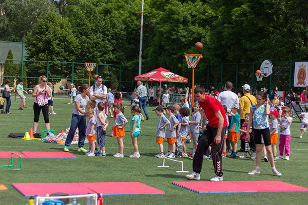 (VIDEO, FOTO) SPEKTAKL ZA DECU NA ADI CIGANLIJI: Četvrto Sportsko sabranje Svete Srbije