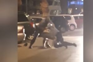 (VIDEO) FINAC RAZBUCAO HRVATSKE POLICAJCE: Rvali se s pijanim turistom sat vremena!