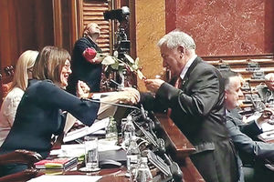 PROSLAVILA ROĐENDAN: Maji Gojković crvena ruža od opozicije