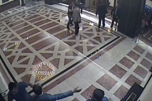 (VIDEO) PROCURIO SNIMAK IZ SOBRANJA: Pogledajte kako su poslanici Gruevskog pustili batinaše u napad