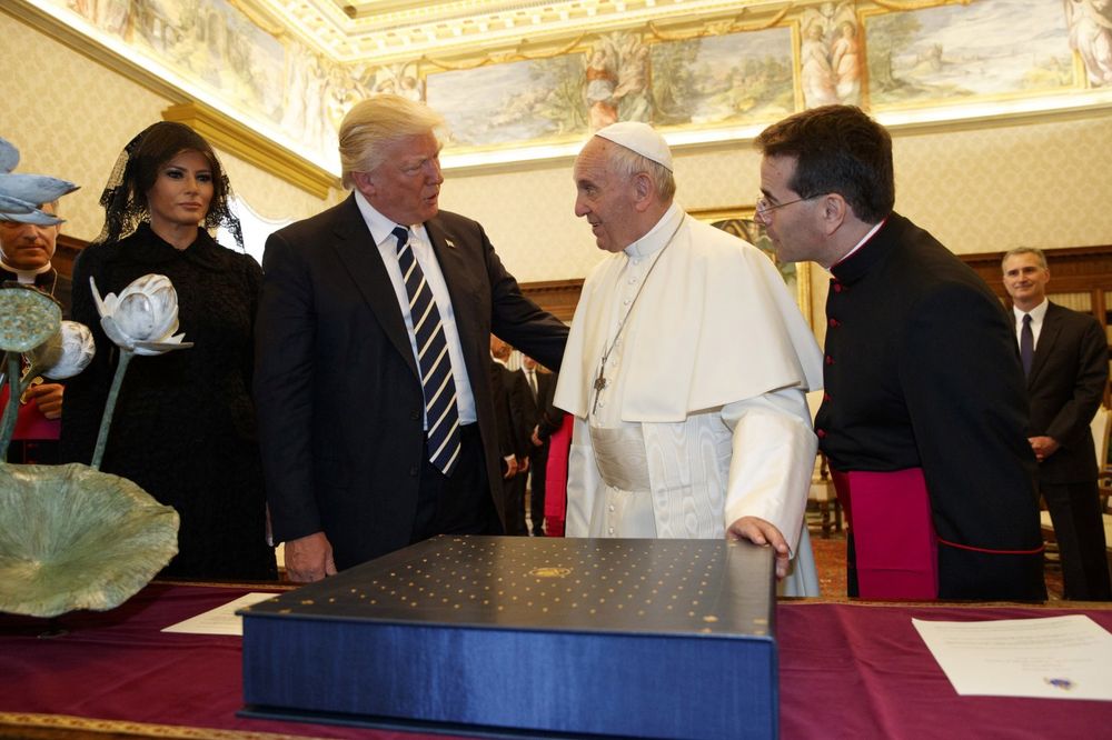 MELANIJA ZBOG PREVODA TRAMPA HRANI PICOM: Evo na koje jelo je papa Franja stvarno mislio
