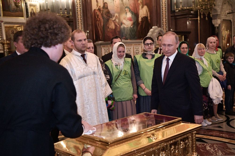 (VIDEO) PUTIN PRED VELIKIM SVECEM: Ruski predsednik se poklonio moštima Nikolaja Čudotvorca