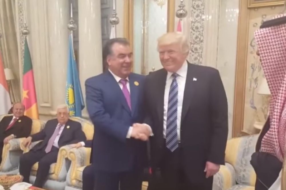 (VIDEO) TRAMP NALETEO NA SEBI RAVNOG Rukovanje sa tadžikistanskim predsednikom totalno ga je zbunilo