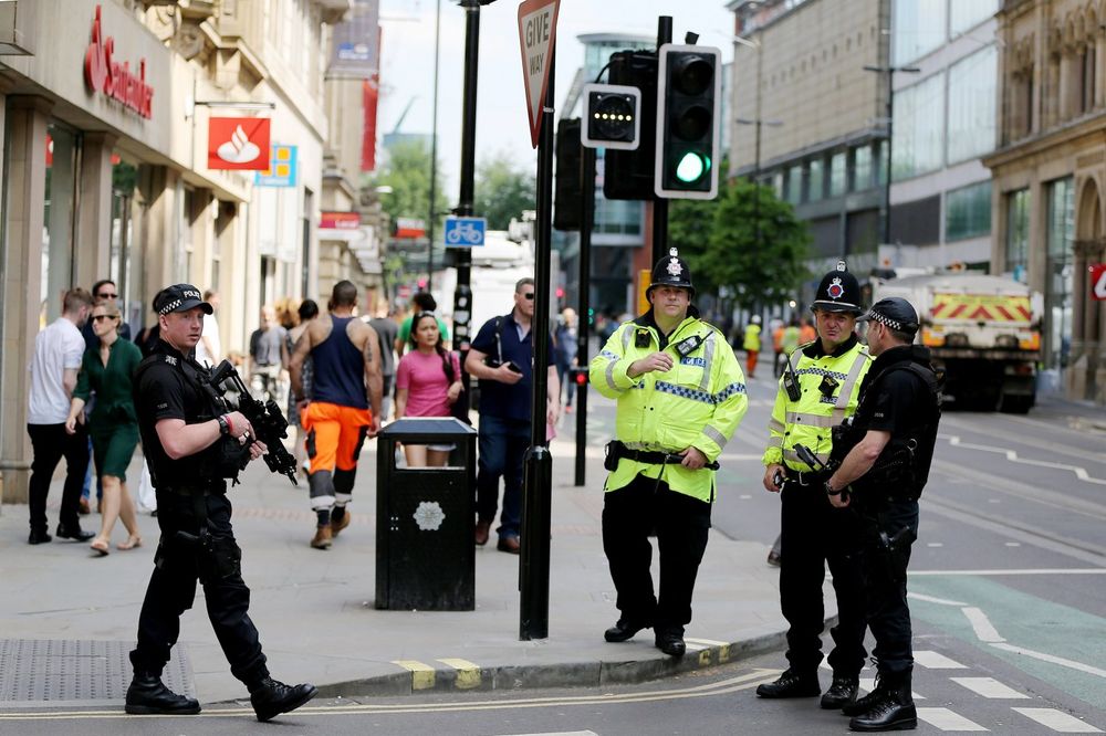 BRITANSKA POLICIJA STEŽE OBRUČ OKO TERORISTA: 13 osoba uhapšeno zbog napada na decu u Mančesteru