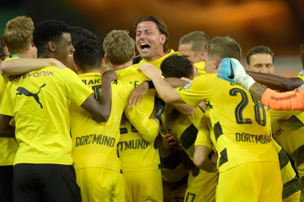 (VIDEO) UZALUDNA ASISTENCIJA GAĆINOVIĆA: Borusija Dortmund preko Ajntrahta do trofeja u Kupu Nemačke