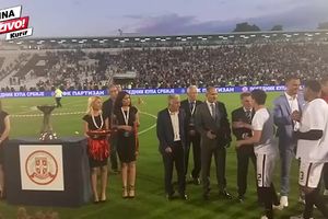 (KURIR TV) LEPŠA STRANA VEČITIH: Zvezdin špalir fudbalerima Partizana, aplauzi crno-belih rivalu
