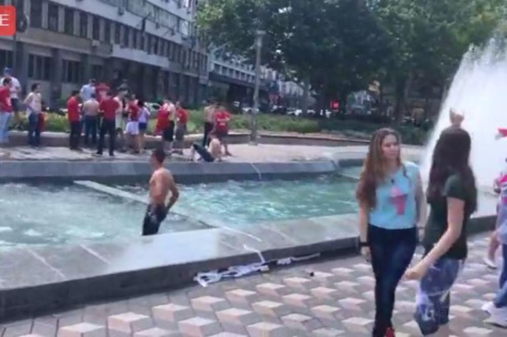 KURIR TV: Zbogom, školo, maturanti se kupaju u fontani!
