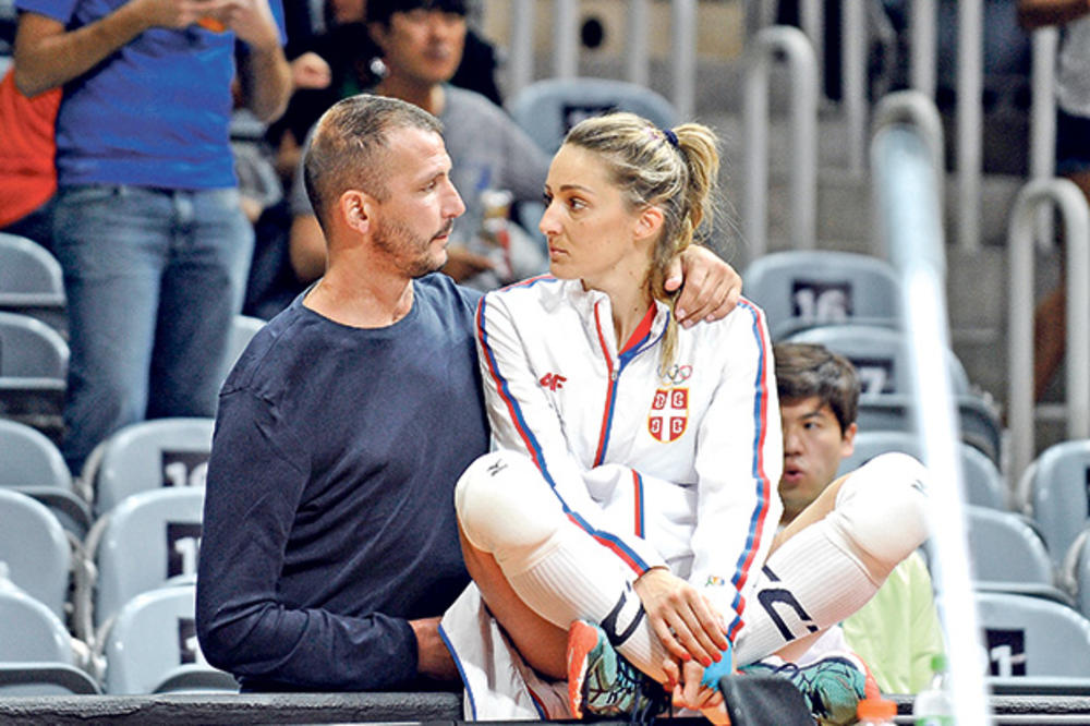 (KURIR TV) ASOVI UZ ASOVE Dača Ikodinović i Maja Ognjenović bodre košarkaše Srbije protiv Rusa