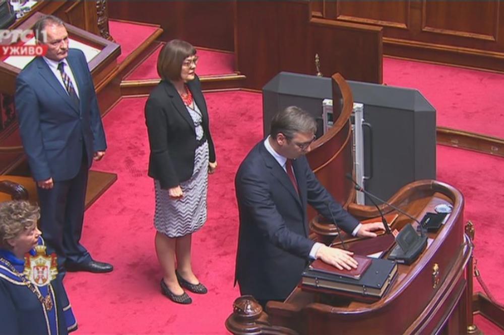 (VIDEO) Pogledajte kako se Aleksandar Vučić zakleo na Miroslavljevom jevanđelju i Ustavu Srbije!