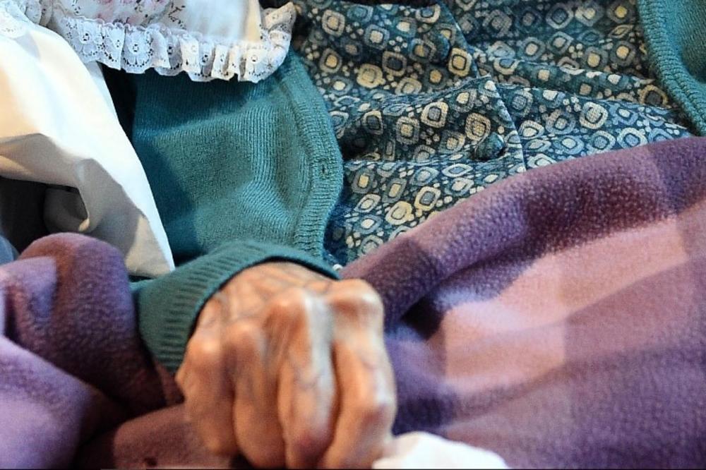 NALJUTILA SE NA ŽENU KOJA JE ČUVA, PA POPILA VARIKINU: Starica (86) iz Prokuplja prebačena u bolnicu