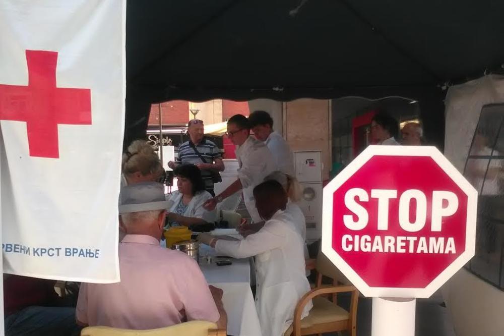 (FOTO) SVETSKI DAN BEZ DUVANSKOG DIMA OBELEŽEN U VRANJU: Pušačima umesto cigareta, delili bombone