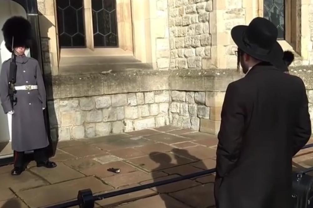 (VIDEO) KRALJIČIN GARDISTA POSRAMIO TURISTE: Evo kako je reagovao na bačenu rukavicu