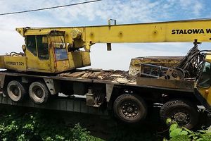NIKOM NIJE JASNO KAKO JE OVO USPEO: Kamiondžija u Novom Sadu nasadio kamion sa dizalicom na zaštitnu ogradu