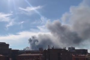 (VIDEO) CRNI DIM IZNAD VATIKANA: Požar počeo na obližnjem autootpadu, evakuisane tri zgrade