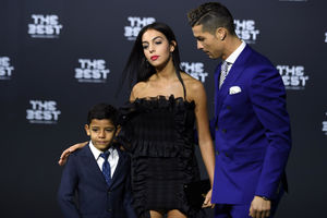 (FOTO) KAO INDIGOM PRESLIKANI: Ronaldo i njegov sin oduševili novim imidžom